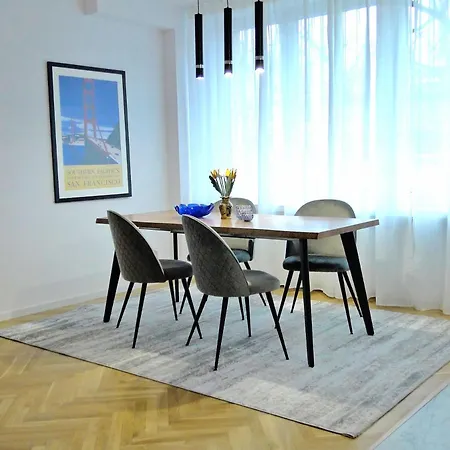 Franciszkanska 18 *